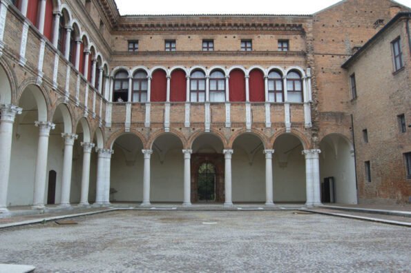 Ferrariae Decus 33 Ferrara, Palazzo Costabili, il cortile