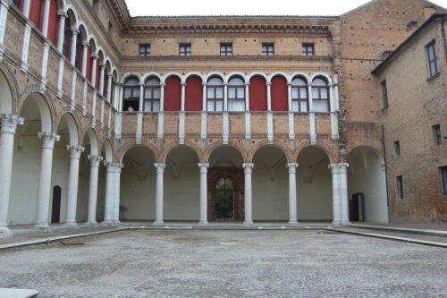 Ferrara, Palazzo Costabili, il cortile Ferrariae decus 33 omaggio biagio rossetti palazzo costabili