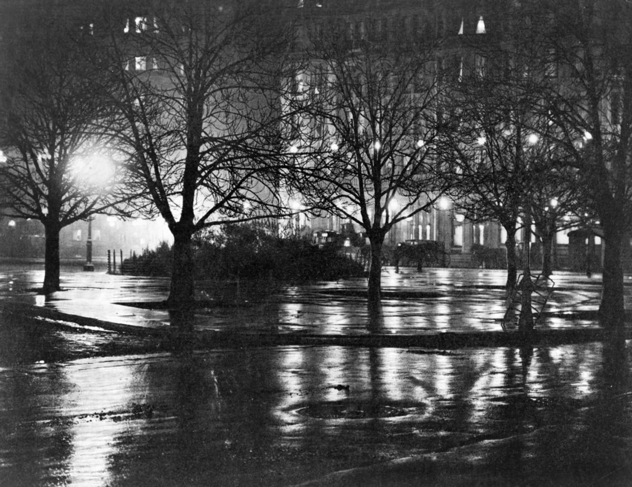 Architettura e paesaggio nella fotografia Alfred Stieglitz. New York Reflections In A Park At Night