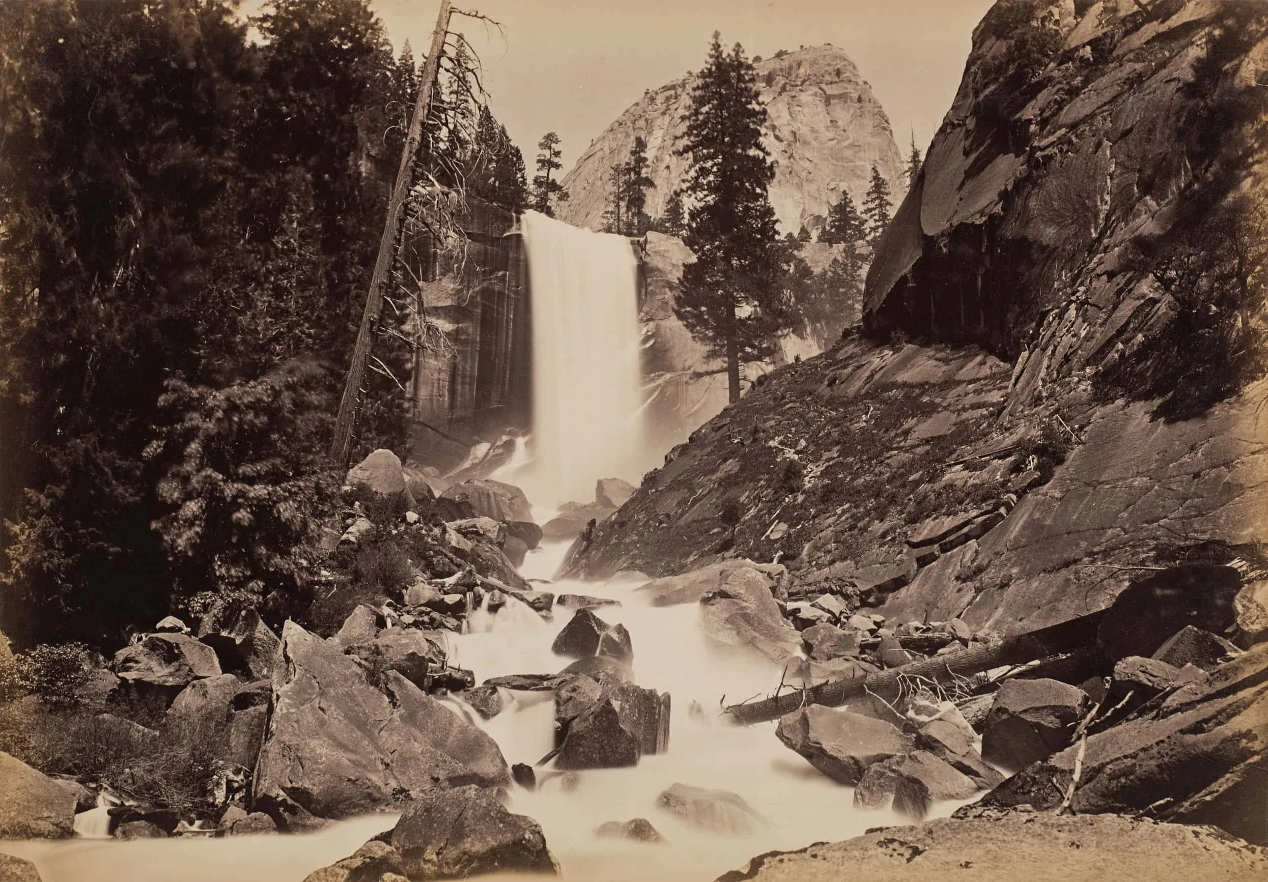 Architettura e paesaggio nella fotografia Carleton E. Watkins Vernal Falls 300 Feet Yosemite Valley