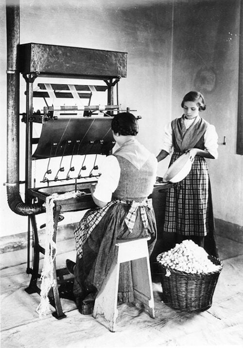 Lavorazione della seta Il baco da seta Lavorazione della seta