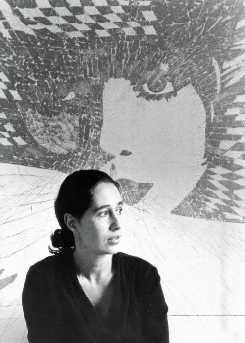 Giosetta Fioroni davanti a una sua opera nei primi anni 60 1 1