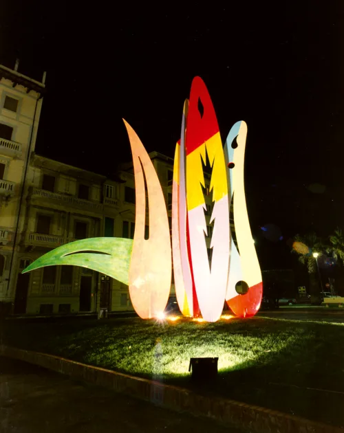 Oceaniche, 1990, fibra di vetro dipinto, cinque elementi, dimensioni varie fino a 6m, Viareggio, foto di Ugolino Magrini