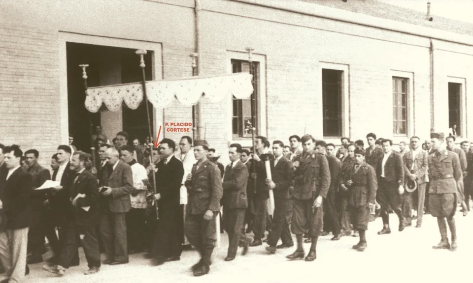 24 aprile 1943 processione pasquale nel campo internamento di Chiesanuova con Padre Placido Cortese seminascosto dal palo del baldacchino davanti al celebrante
