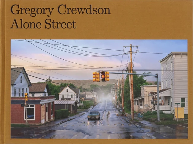 Strada deserta con semaforo rosso gregory crewdson