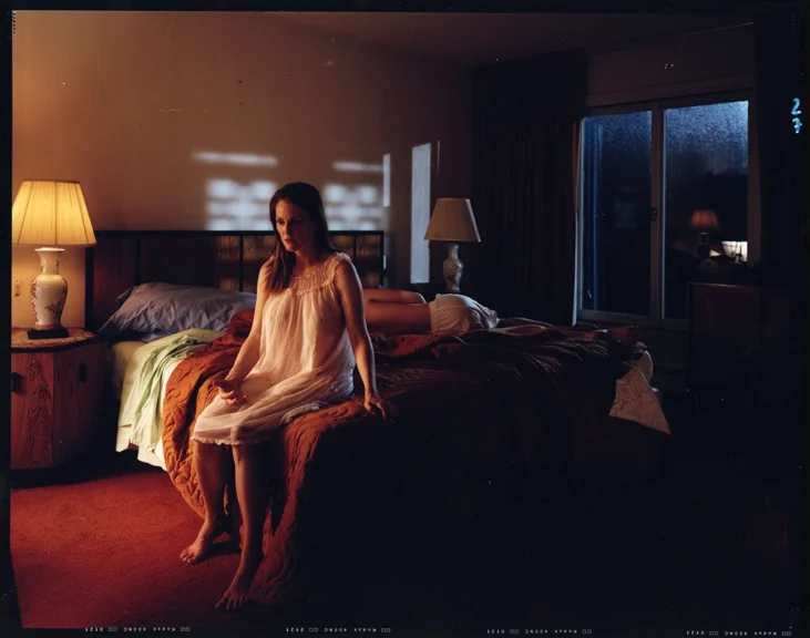 Donna seduta in una stanza buia gregory crewdson dream house
