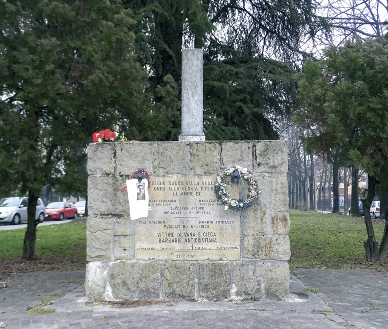 Monumento commemorativo con fiori
