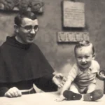 Padre Placido Cortese con un bambino ©Archivio Messaggero S. Antonio Editrice