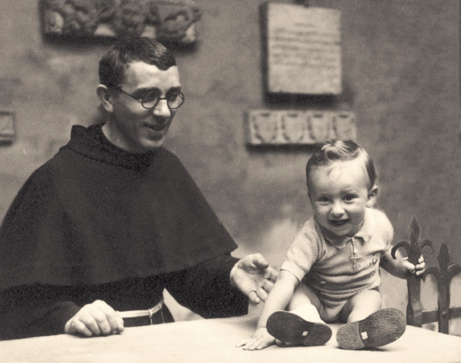 Padre Placido Cortese con un bambino ©Archivio Messaggero S. Antonio Editrice