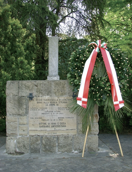 Monumento commemorativo con corona di fiori