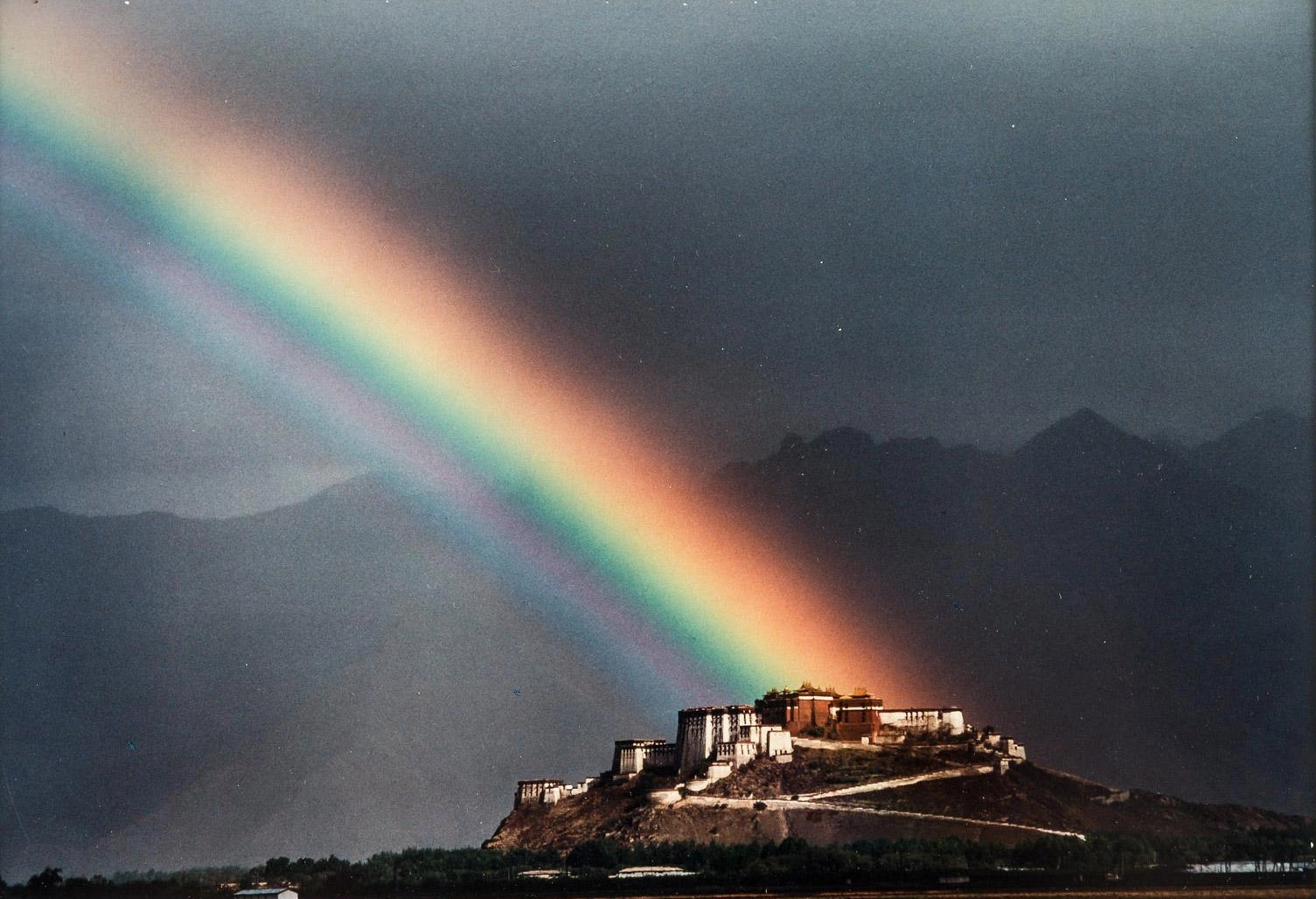 Architettura e paesaggio: da Ansel Adams a Luigi Ghirri 30 Galen Rowell Rainbow over the Potala Palace - original color photograph by Rowell