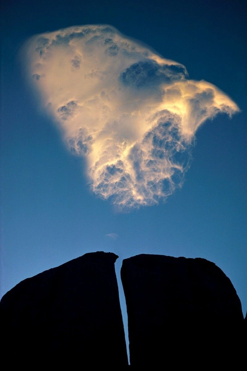 Architettura e paesaggio: da Ansel Adams a Luigi Ghirri 31 Galen Rowell. Split Rock and Cloud, Eastern Sierra, California, 1976