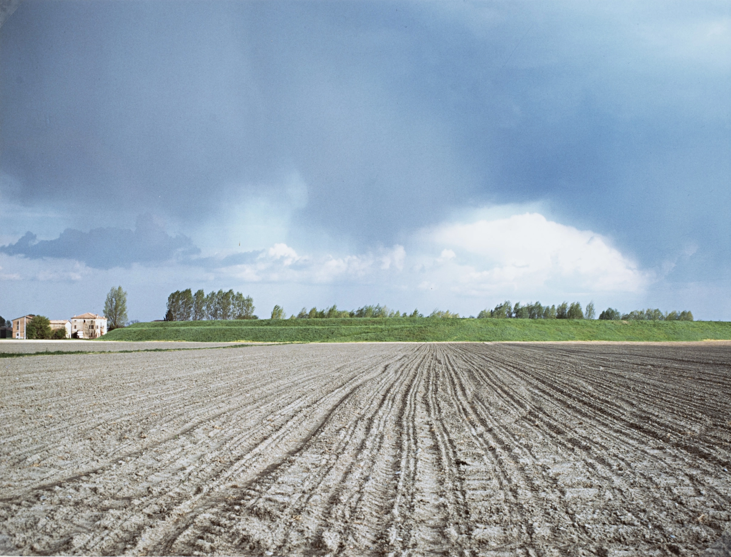 Architettura e paesaggio: da Ansel Adams a Luigi Ghirri 36 Luigi Ghirri (1943 - 1992) Pianura Padana, dalla serie Il profilo delle nuvole , 1985 circa