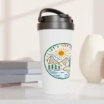 Tazza da viaggio lets get lost scena 1 e1781607722359
