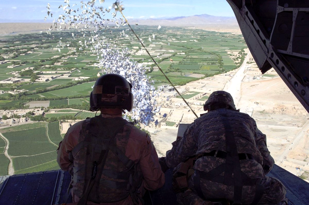 Distribuzione volantini Afghanistan esercito americano