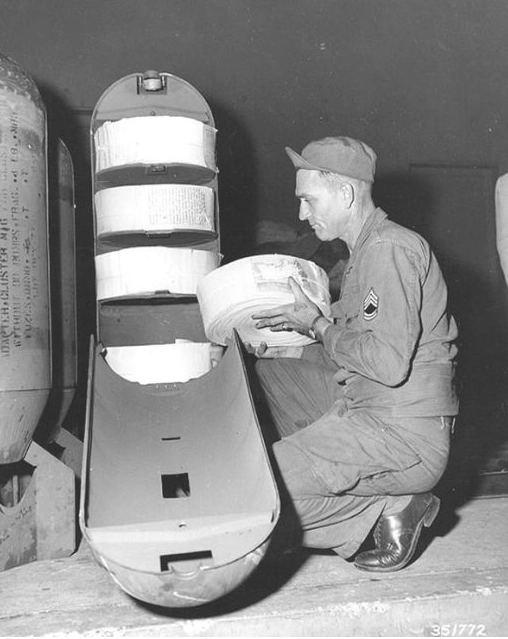 Un contenitore per bombe a grappolo riempito di volantini durante la guerra di Corea