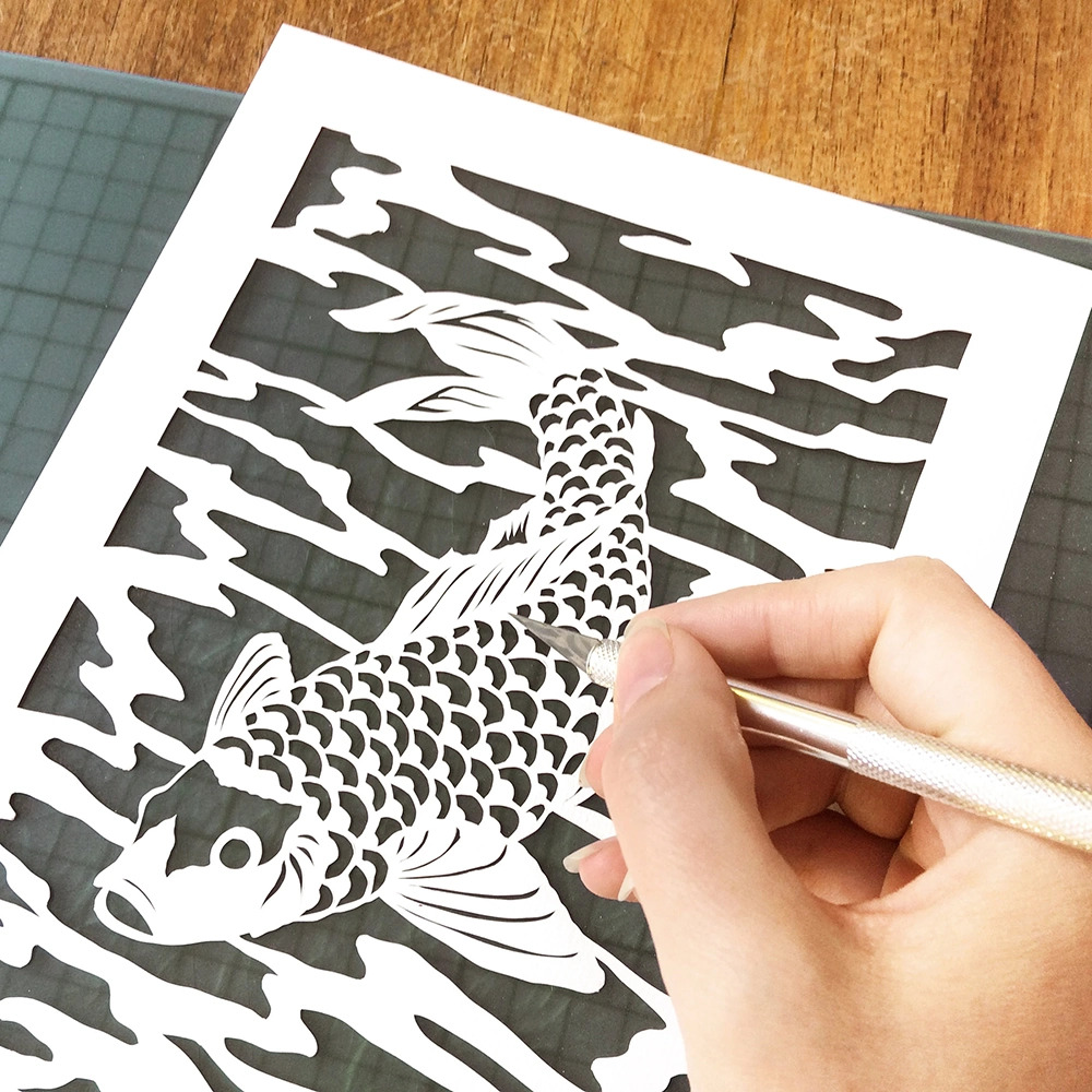 Animali giganti nell'opera onirica di Kanako Abe 6 Strumenti per l'intaglio kiri-e, bisturi di precisione e washi tinta a mano
