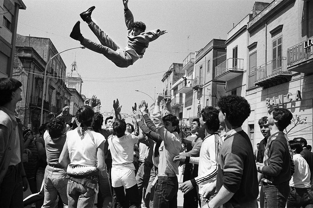 Letizia Battaglia, Domenica di Pasqua, festeggiamenti per incitare l'uscita della statua di San Michele, patrono di Caltabellotta 1984.