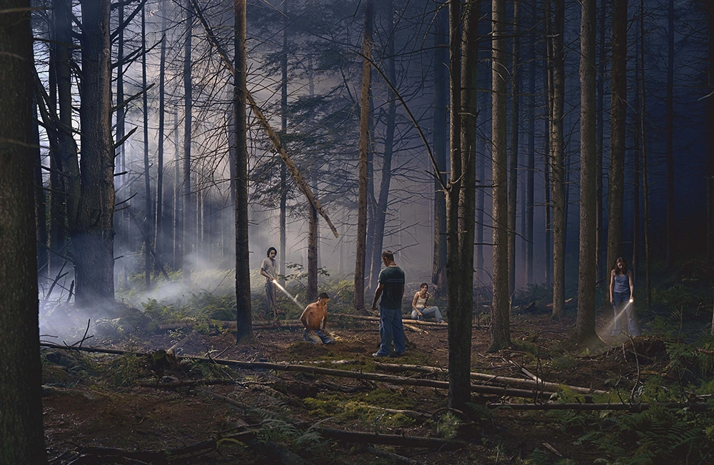 Gregory Crewdson, Untitled (Forest Gathering), da Beneath the Roses