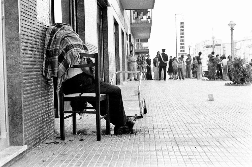Letizia Battaglia, Omicidio e sedia, Palermo 1975.