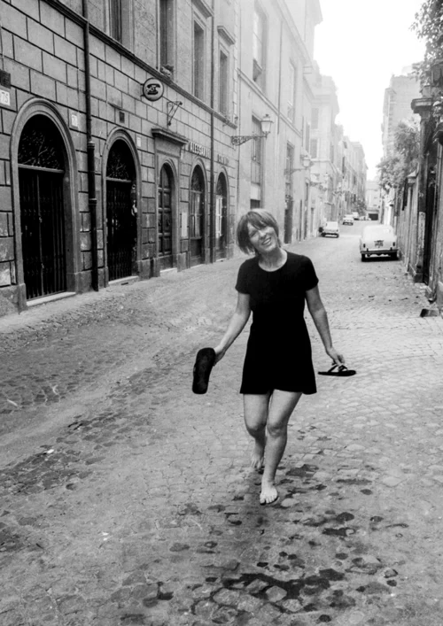 Letizia Battaglia Via Giulia a Roma nel 1972 santi caleca