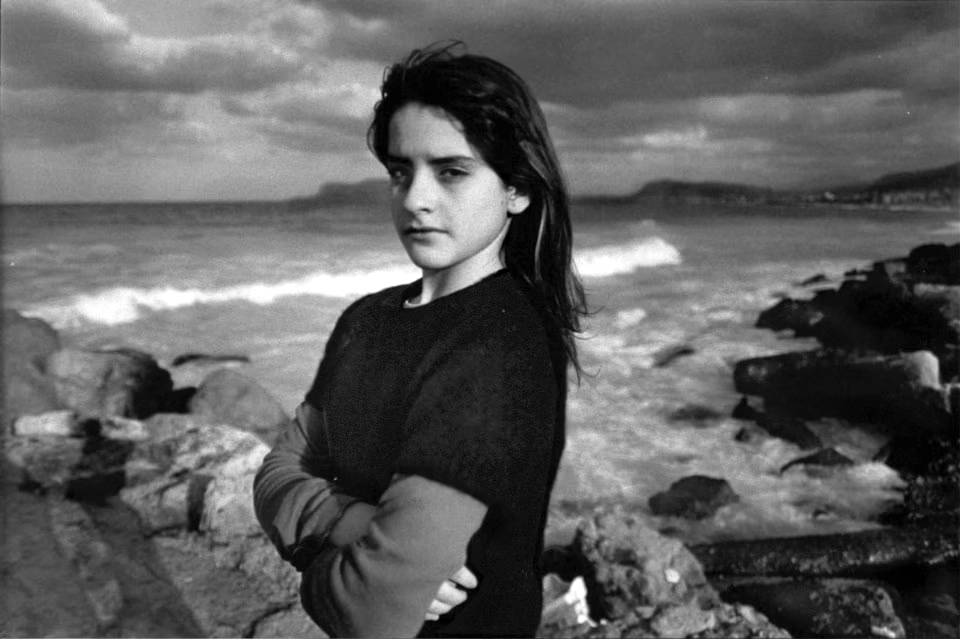 Letizia Battaglia, Palermo, 1980. Una bambina al porticciolo dell'Acquasanta.