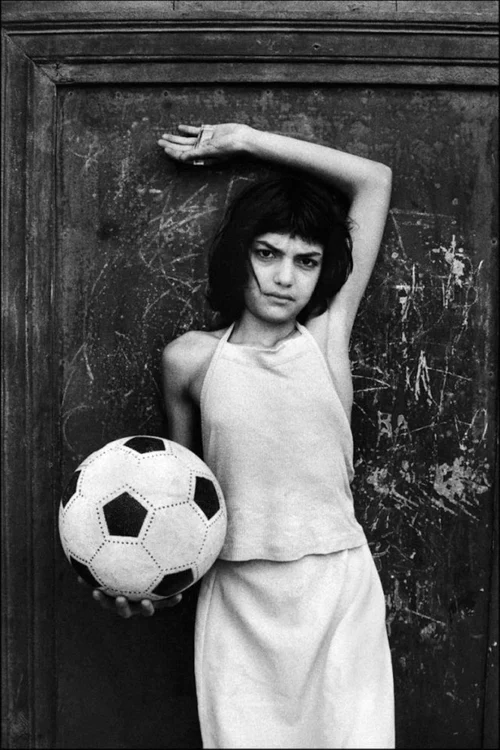 bambina con pallone