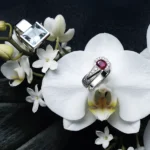 41. Anello quadrato Oro acquamarina Collezione Gioielleria Brunelli 42. Anello quadrato Oro rubino birmano brillanti Collezione Gioielleria Brunelli